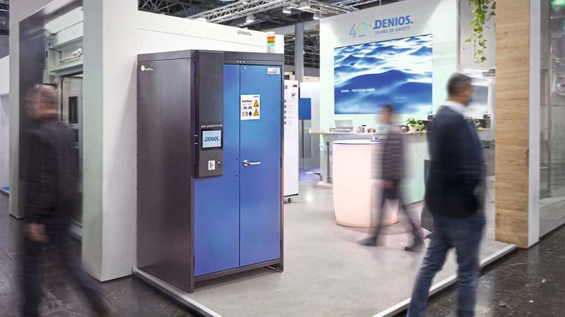 Der Ablauf ist einfach: Ein Mitarbeitender entnimmt ein Gefahrstoffgebinde aus dem Schrank und stellt es später wieder zurück. Sobald die Schranktüren geschlossen werden, erfasst das System den aktuellen Inhalt automatisch per RFID-Technik.  (Bild: Denios)