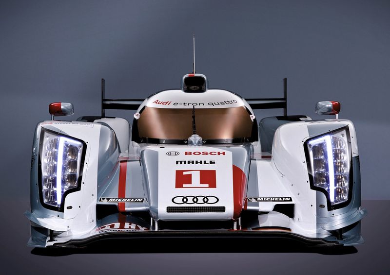 Der Audi R18 e-tron quattro ist der erste Rennwagen von Audi, der nicht mehr ausschließlich von einem Verbrennungsmotor beschleunigt wird (Bild: Bild: AUDI)