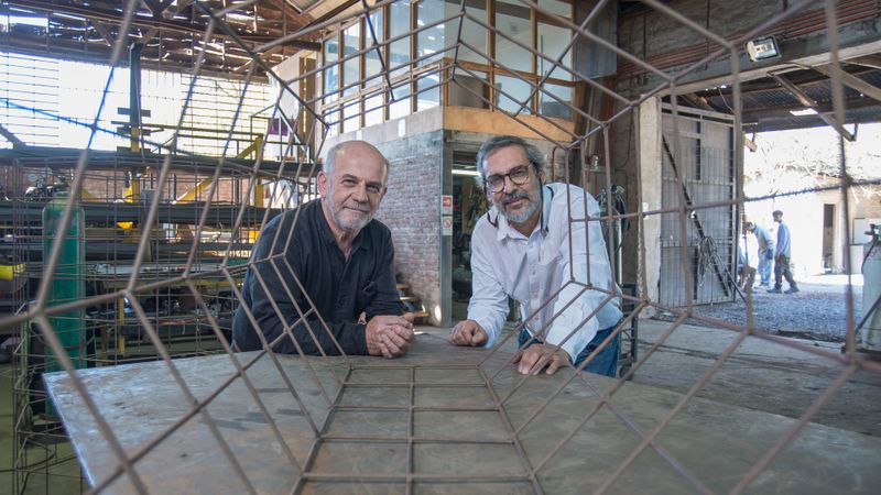 In Südchile wird in den kalten Wintern traditionell mit Holz geheizt, wodurch sich gesundheitsschädlicher Rauch entwickelt. Angesichts der immer ernster werdenden Gesundheitskrise und zunehmend strikteren Heizungsvorschriften haben die langjährigen Freunde Miguel Ángel Fernández Donoso und Aníbal Montalva Rodríguez einen lebenden Biofilter entwickelt, der die Feinstaubemissionen aufgrund der Verbrennung von Holz merklich reduziert. (Bild: EPO)