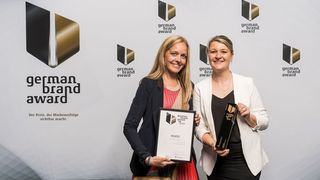 v.l. Martina Seehöfer, Manager Creation, verantwortlich für das Corporate Design bei Wago, und Sarah Tegeler, Head of Brand Management bei Wago, nahmen bei der Preisverleihung in Berlin den German Brand Award entgegen. (Wago)