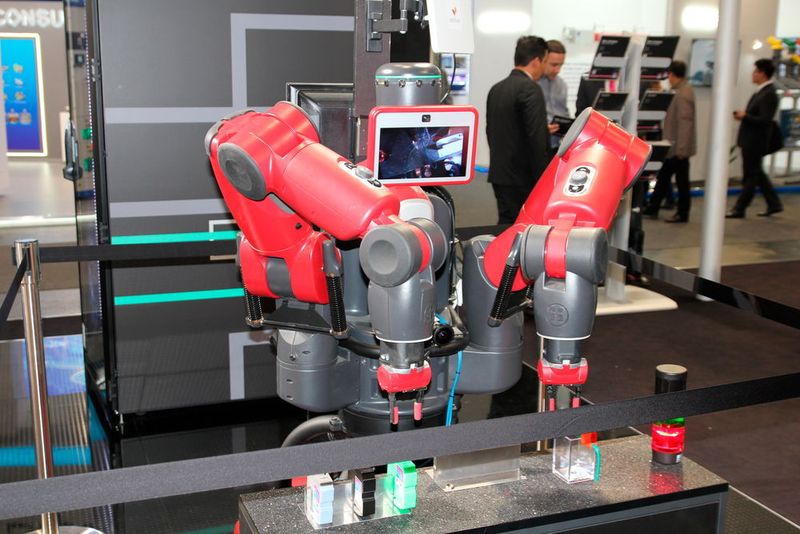 Rittal zeigt an seinem Stand in Halle 11 diese Robotersteurung: Über zwei Fisheye-Kameras wird die Sicht des Roboters als 360° × 180°-Surround-Video-Streaming in Stereo-3D in die VR-Brille übertragen. Die 5G-Zelle sorgt für eine realitätsnahe VR-Umgebung und eine verzögerungsfreie Robotersteuerung. (Reinhold Schäfer)