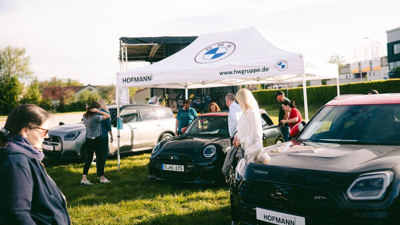 Vor dem Filmprogramm hatten die Besucher noch reichlich Gelegenheit, die neuen Mini-Modelle kennenzulernen. (Bild: Autohaus Hofmann)