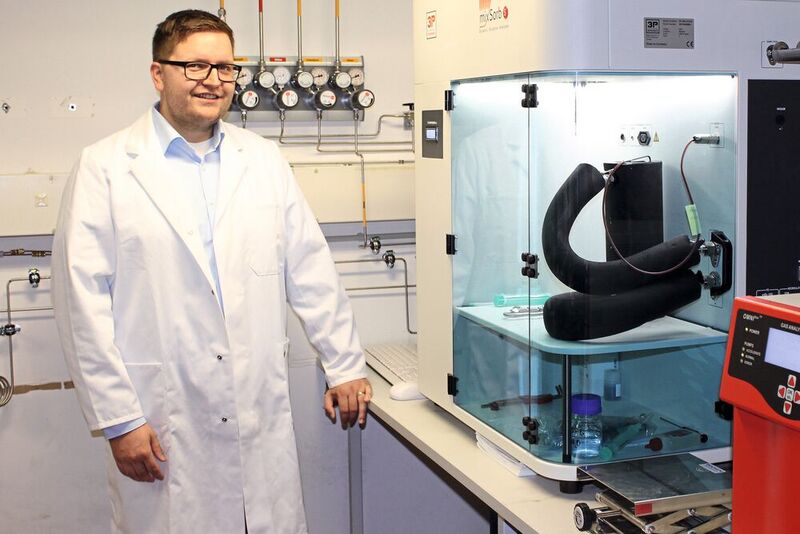 Martin Rieß vor der Messanlage zur dynamischen Gasadsorption in einem Bayreuther Labor für Anorganische Chemie.