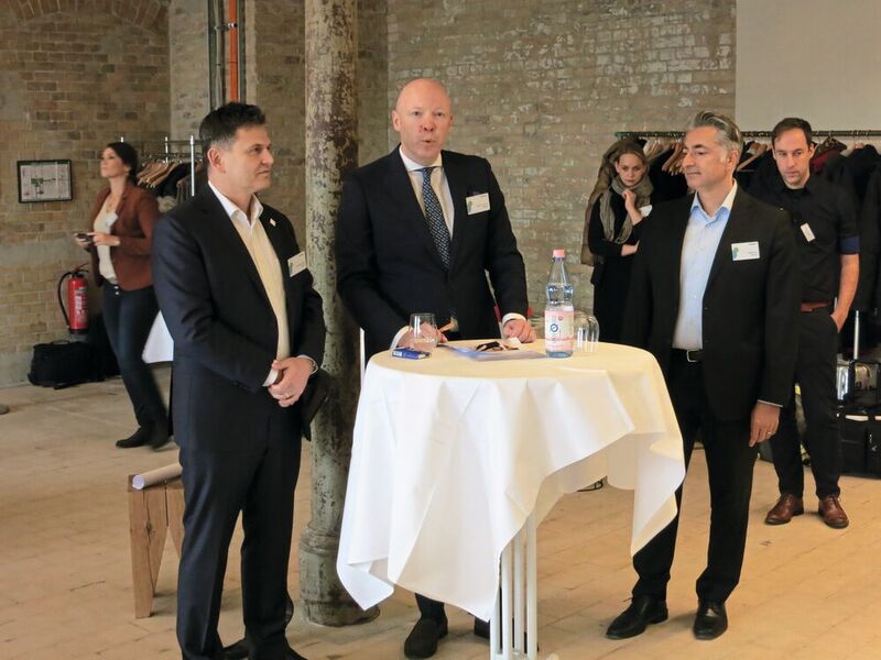 Beim Media Day von Ottobock befragt Mark C. Schneider (Mitte), Leiter Unternehmenskommunikation, CTO Dr. Andreas Goppelt (l.) und CDO Güngör Kara (r.) zu den Treibern für Innovation. (Reinhardt / Devicemed)