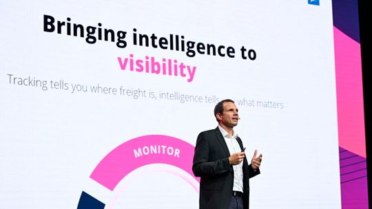 Bernhard Schmaldienst, Associate VP Transporeon Products bei Trimble, erklärt Hintergrund der Entwicklung und Funktionsweise des Enterprise-KI-Agenten Trimble Arc Agent.(Bild:  Transporeon)