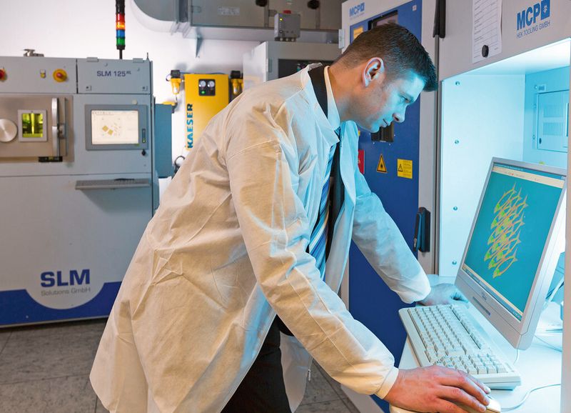Dr. Olaf Rehme von Siemens analysiert ein CAD-Modell für das nächste Druck-Objekt. (Bild: Siemens)