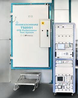 Bild 6: Das R&S TS8991 ist ein OTA-Performance-Testsystem von Rohde & Schwarz und umfasst eine Absorberkammer mit Positionierungsausrüstung, Testgeräte und eine automatisierte Messsoftware. Mit ihm können Testpläne gemäß der CTIA, der CTIA & Wi-FI Alliance sowie 3GPP ausgeführt werden, 5G-Testanwendungen sind bereits in Entwicklung.  (Rohde & Schwarz)