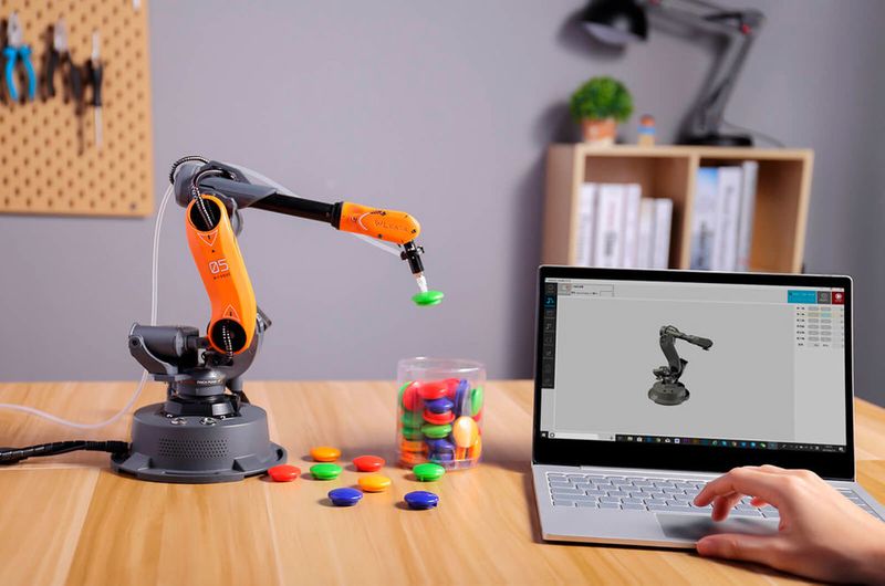 Der Roboter passt auf einen Schreibtisch, ist an den ABB RIB 6700 angelehnt, kann an den Computer angeschlossen und mit Open-Source-Software programmiert werden.  (Wristline)
