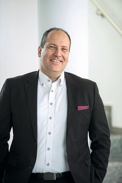 „Die industrielle Vernetzung von Geräten und Maschinen ist der Schlüssel zur intelligenten und nachhaltigen Fertigung und der wichtigste Wachstumstreiber, den wir im Markt für industrielle Netzwerke beobachten“, kommentiert Thilo Döring, Geschäftsführer der HMS Industrial Networks, die Studie. (Bild: HMS)