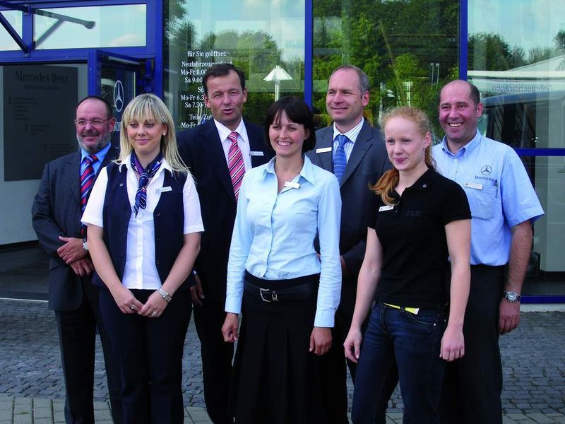 Die Mannschaft aus der Fritz-Meinhardt-Straße (v. l.): Thomas Vornberger (Leiter Kundendienst Pkw), Teresa Nitsche (Serviceassistentin), Georg Abel (Niederlassungsleiter), Sandra Schmidt (Mitarbeiterin Servicemarketing), Thomas Angermann (Serviceleiter), Jana Kroß (Serviceassistentin) und Hans-Ulrich Kunz (Teammeister) (Archiv: Vogel Business Media)