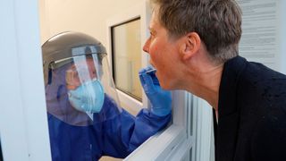 Die Corona-Tests bei Volkswagen erfolgen an Durchgangs-Containern. (Bild: Volkswagen)