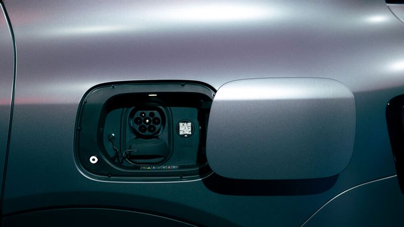 9. Antrieb und Ladeleistung: Der Motor im #5 leistet in der Topversion Brabus 475 kW/646 PS. Die Batterie hat eine Kapazität von 100 kWh. Weil das SUV mit 800-Volt-System kommt, sind Ladeleistungen bis zu 400 kW möglich, womit sich der Smart von praktisch allen Konkurrenten absetzt. Neben dem guten Platzangebot und dem Sitzkomfort qualifiziert die Ladeleistung den #5 endgültig als Langstreckenauto. (Bild: Smart)