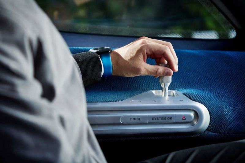 Kein Lenkrad, keine Pedale, kein Schaltknüppel. Der kleine Joystick links vom Fahrer erledigt alles. (Daimler)