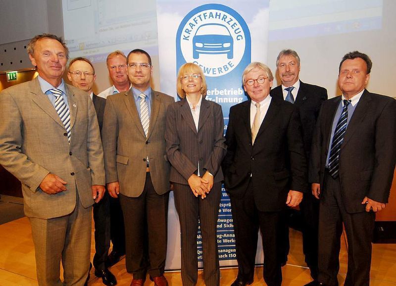 Branchenkenner unter sich: (v. li.) Hans-Jürgen Vogel, Ulrich Große, Rainer Schlorf, Dietmar Hoffmann, Antje Woltermann, Prof. Christian Genzow, Jörg Behnke und Frank Groß. (Archiv: Vogel Business Media)