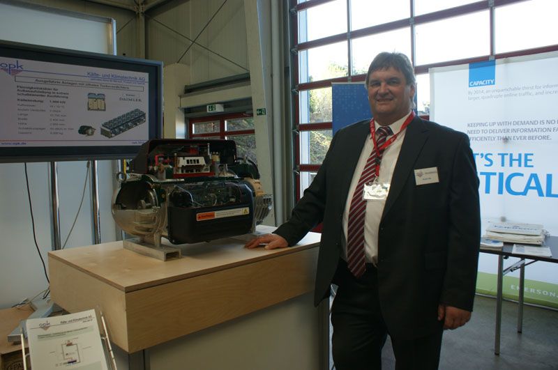 Auch bei OPK Költe- und Klimatechnik ging es um Effizienz. Uwe Lotzmann präsentiert den Magnet-gelagerten und damit ölfreien Turboverdichter 