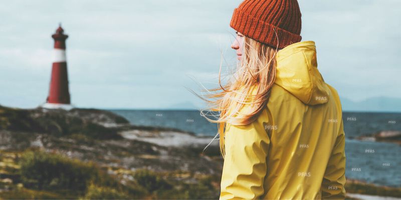 Abb. 1: Die wasserdichte Beschichtung von Kleidung enthält häufig PFAS. (Bild:  © EVERST - stock.adobe.com)