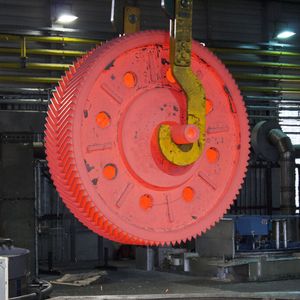 Um dieses 21 t schwere Zahnrad zu härten, ohne das größere Nacharbeiten notwendig wurden, hat es sich gelohnt, es von Cleveland nach Bochum zu bringen.