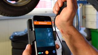 Das Wifi-Endoskop überträgt die Bilder direkt auf das Smartphone des Anwenders. (Holz / »kfz-betrieb«)