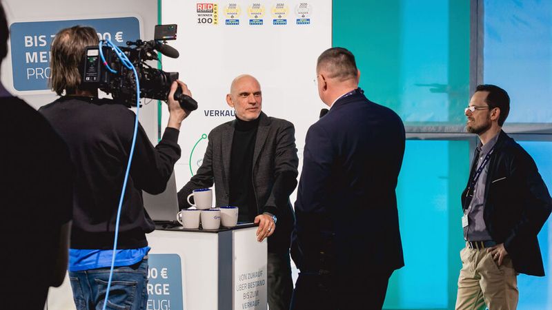 Carobserver stellte seine KI-Software Pricetronic vor. Die soll so gute Ergebnisse liefern, dass selbst Geschäftsführer Thomas Stenzel (Mitte) überrascht ist. (Bild: Stefan Bausewein)