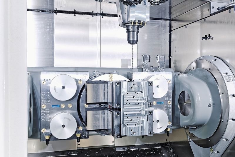 Die Schwenkbrücke ist mit insgesamt acht Schunk-Nullpunkt-Spannmodulen Vero-S ausgestattet. Zur Werkzeugspannung nutzt Schmalz in dieser Anwendung das schwingungsdämpfende Hydro-Dehnspannfutter Schunk Tendo E compact. (Schunk)