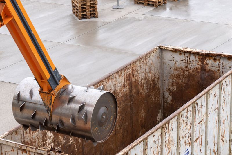 Vor Ort wird unter anderem ein so genannter Rollpacker eingesetzt, wenn sich Trommeln aus Pressholz nicht mehr direkt aufarbeiten lassen. Er komprimiert den entstehenden Holzmüll und reduziert so die Zahl der Entsorgungsfahrten um 75 Prozent. (Bild: U.I. Lapp / Wolfram Scheible)