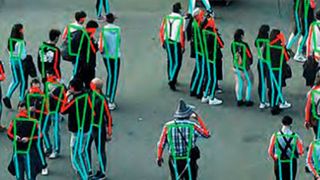 Eine im Video erfasste Person bzw. deren Pose (z.B. ein zum Schlag erhobener Arm) wird durch ein in die Szene projiziertes digitales Skelett („Strichfigur“) ersetzt. (Bild: Fraunhofer IOSB Karlsruhe)