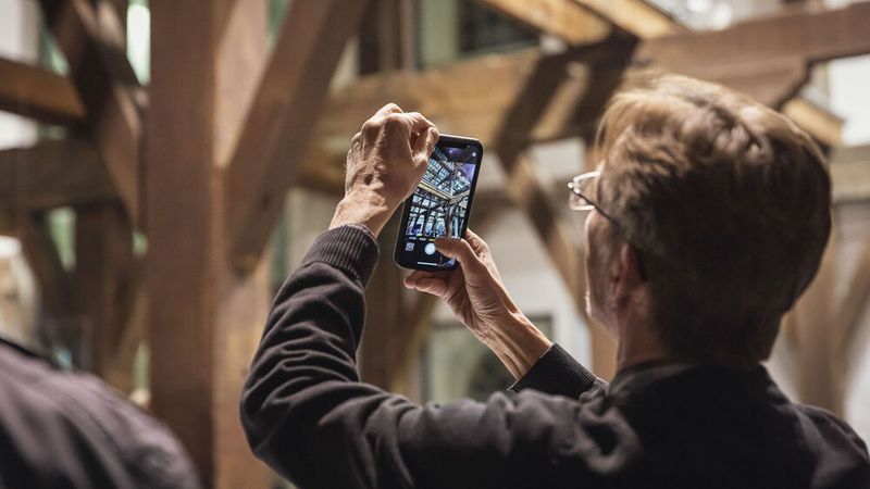 Die Holztragekonstruktion des Kulturspeichers in Würzburg faszinierte die Kfz-Sachverständigen.  (Bild: Stefan Bausewein)