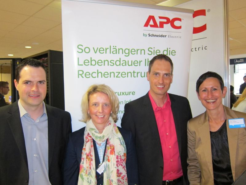 v. l.: Daniel Reinstadler, evoNET, Stephanie Steen, IT-BUSINESS, Christoph Ennemoser, evoNet, und Karin Hernik, APC    (IT-BUSINESS)