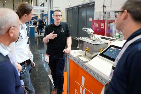 Lars Iwers, Vertriebs- und Marketingmitarbeiter der Eutect GmbH im Gespräch mit Messebesuchern auf der Coiltech 2024. (Nicola Nesi)