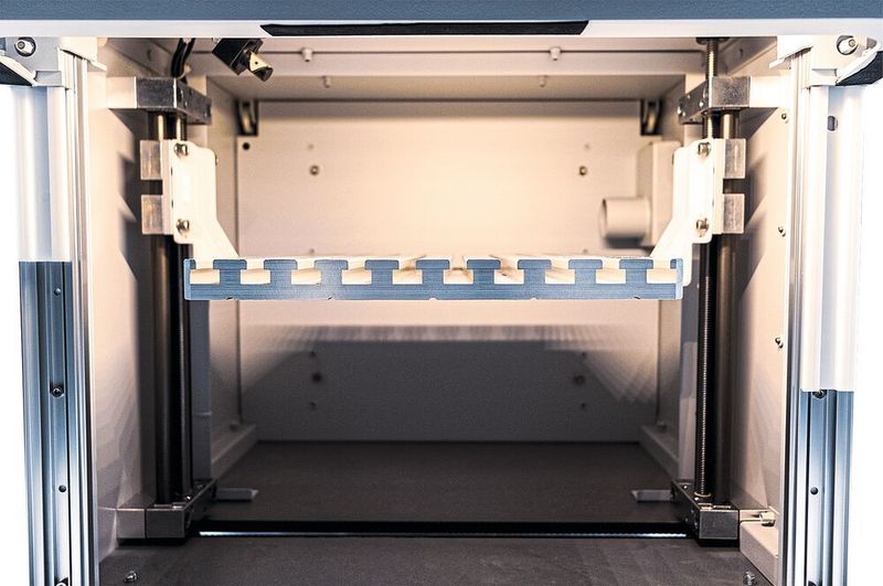 Das Einsteiger-Gerät für Lasermarkierung von Östling hat eine dicht abschließende Tür mit Teleskopschienen und bietet eine gute Zugänglichkeit dank weiter Türöffnung.  (Östling Marking Systems GmbH)