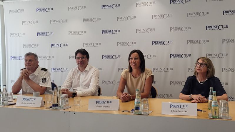 Teilnehmer der Podiumsdiskussion im Presseclub München (v.l.n.r.): Dr. Jörg Ochs (Zoll), Florian von Brunn (MdBL), Eileen Walther (Northwave Cyber Security) und Silvia Reischer (cyberintelligence.institute) (Bild:  Milk & Honey PR)
