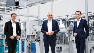 Festo und Flexfactory wollen beim Digitalisieren helfen und kooperieren in Sachen „Digital Production as a Service“. Von links: Philip Plattmeier, Geschäftsführer von Flexfactory, Dr. Oliver Niese, Vice President Digital Business bei Festo, und Dr. Phillipp Hypko, ebenfalls Geschäftsführer von Flexfactory. (Info)