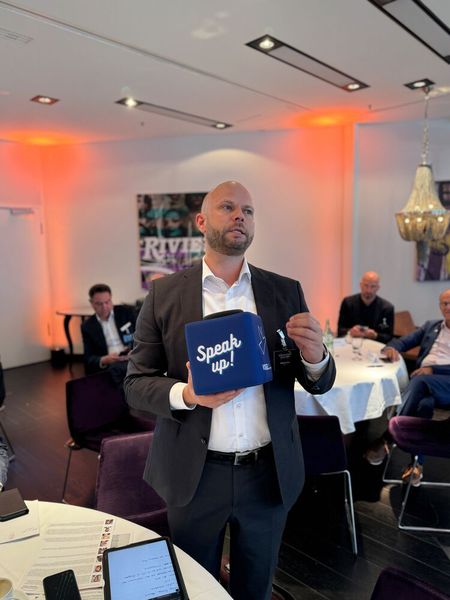 ... und Matthias Klein, Director Competence Center CONET Group, CONET ISB GmbH, in der Diskussion. (©Vogel IT-Akademie)