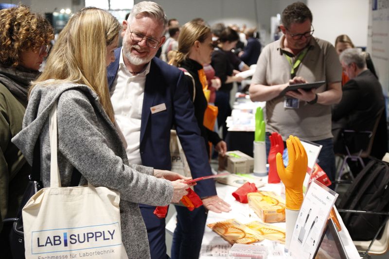 Anfassen ist oft ausdrücklich erlaubt – und bei Schutzhandschuhen auch unbedingt nötig, wie hier am Stand von Shield Scientific.   Mehr Infos zu den kommenden LAB-SUPPLY-Messen finden Sie auf www.lab-supply.info.  (LABORPRAXIS, C. Lüttmann)