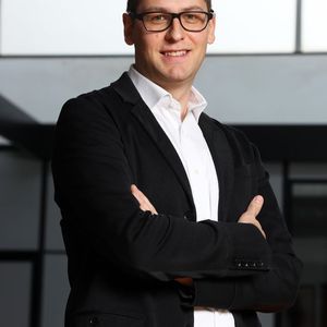 „Um alle Anforderungen von Werfen zu erfüllen, haben wir eine zentrale Plattform für sichere Industrie-4.0-Kommunikation geschaffen. Alle Geräte können damit angesteuert werden oder miteinander kommunizieren, auch wenn sie in verschiedenen Niederlassungen stehen“, erklärt Raphael Vallazza, CEO von Endian.