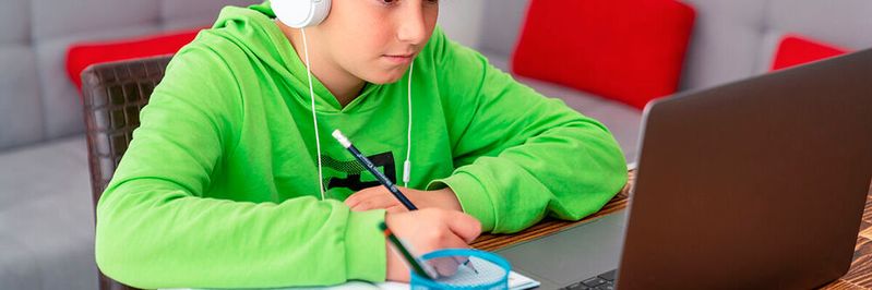 Hessens Schulen müssten eigentlich aus Datenschutzgründen ein anderes Videokonferenzsystem nutzen – doch ein Nachprüfungsantrag verhindert das(©  Sondem – stock.adobe.com)