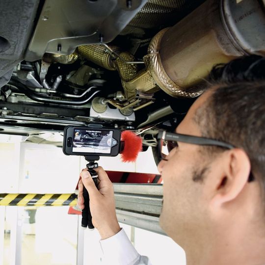 Von der Serviceannahme bis zur Nachbearbeitung: Digitale Prozesse werden für Autohäuser immer wichtiger. TÜV-Nord-Experten beraten Betriebe, wie man sie sinnvoll umsetzt. (Bild:  Rosenow)