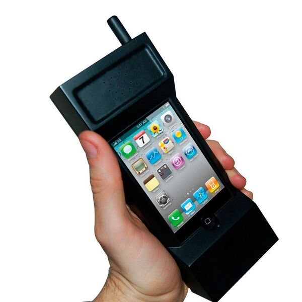 Für alle, deren erstes Mobiltelefon auch nicht in die Hosentasche gepasst hat: In den 80er Jahren waren die ersten Mobiltelefone noch so groß wie Ziegelsteine und hatten kleine Antennen. Mit dem 80er Jahre iPhone Case lassen das iPhone 3/3GS/4 und 4S nun ganz einfach in das kultige Jahrzehnt zurückversetzen. Das iPhone wird dazu ganz einfach in das passgenaue Case eingesteckt, der Touchscreen bleibt dabei uneingeschränkt bedienbar. (Bild: www.geschenkidee.de)