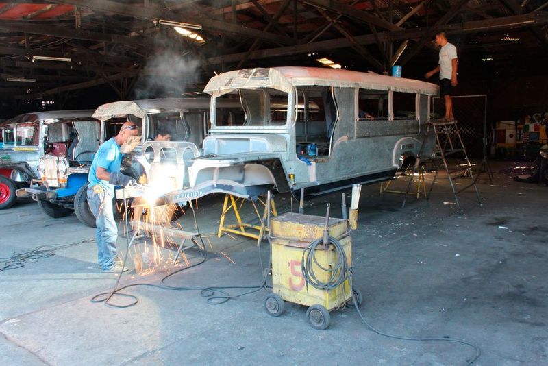 Der Rahmen und die Karosserie eines neuen Jeepney. (Foto: Gregg Manalo)