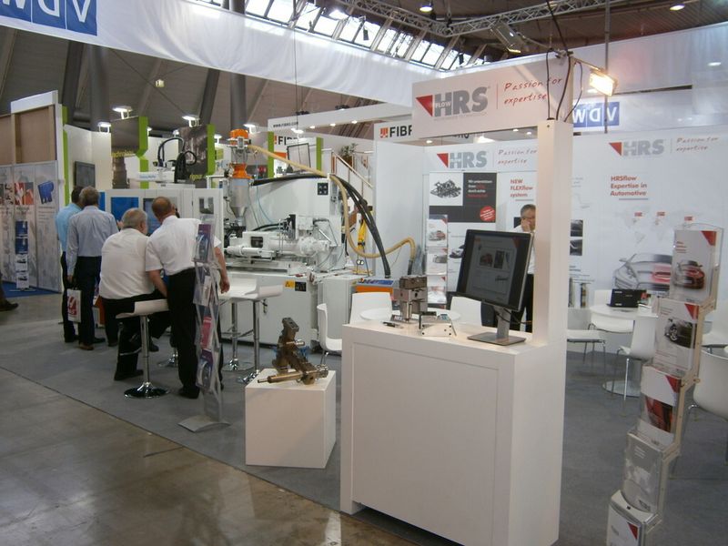 Und ab hier erleben Sie immer wieder, was es sonst noch so auf der Premiere der Moulding Expo zu erleben gab. Mit dabei sind ein Trabi, ein BMW i8, diverser Boliden der Formula Student, ein Rennsimulator, Bauteile, Werkzeugmaschinen und vieles Mehr...die Moulding Expo hat gemäß den Aussagen der Initiatoren ihr Versprechen erfüllt, der Branche eine neue, optimierte Präsentationsplattform zu bieten. (Bild: Königsreuther)