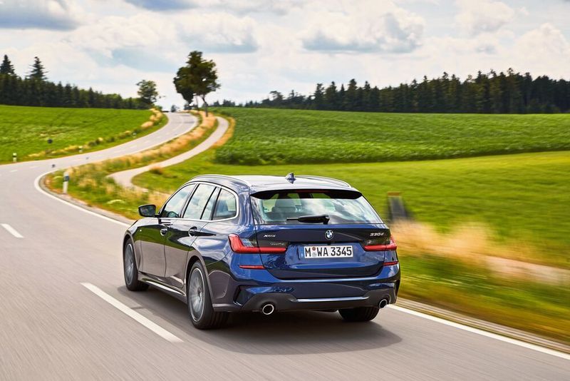 In Sachen Fahrdynamik steht der Kombi der Limousine in nichts nach. (BMW)