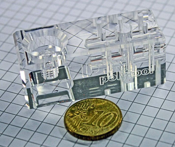 Mit Diamantwerkzeugen bearbeitetes Acrylglas. Diese erzeugen auf Anhieb glasklare Oberflächen, ohne dass Nachbearbeitung erforderlich wäre. (Klaus Vollrath)