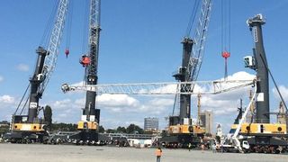 Zwei LHM 550 unterstützen bei der Montage eines neuen LHM 550 in Italien. (Bild: Liebherr)