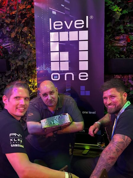 Keinem steht diese Handtasche so gut wie Kai Frieben (WD) - da können (l.) Christian Wiechert (Wortmann) und Andreas Bajohr (BAB) nur neidisch drein schauen. (Bild: Vogel IT-Medien GmbH)