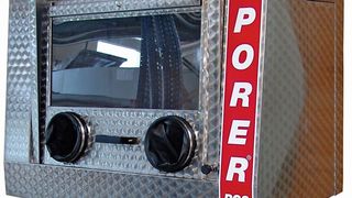 Sporer beschäftigt sich momentan mit der Optimierung bestehender Systeme, wie dieser Hochdruck-Reinigungskabine Powerbox, die unter anderem bedienerfreundlicher geworden ist. (Sporer PCS)