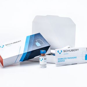 Packmittel wie Faltschachtel, Packungsbeilage und Haftetikett sollten so früh wie möglich bei der Entwicklung von neuen Medikamenten mitgedacht werden. Schubert-Pharma und Faller Packaging beraten zu diesem und anderen Verpackungsthemen auf der Messe. (Bild:  Gerhard Schubert GmbH)