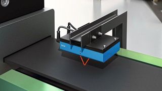 Mit Messrad-Encodern kann es bei abriebempfindlichen Materialien durch Anhaftungen oder Abrasion zu Messfehlern kommen. Mit dem berührungslos arbeitenden Sensor Speetec können diese hingegen prozesssicher gemessen werden. (Sick)