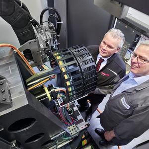 Michael Paulus, Starrag-Techcenter für Medizintechnik und Feinmechanik, im Gespräch mit Christian Pooch: „Ich bin nun seit 28 Jahren in Sachen hochpräziser Kleinstteilbearbeitung unter anderem in der Uhren- und Medizintechnikindustrie unterwegs und kann daher Kunden aufgrund meiner langjährigen Erfahrung aus vielen Projekten mit Know-how unterstützen.“ 