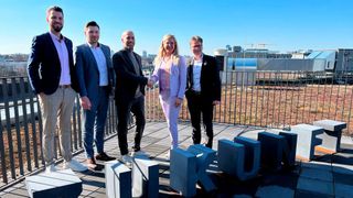 Handschlag: (v. l.) Marco Lehmann, Brand Manager Mazda bei Gotthard König, Stefan Enke, Distrikt Manager Mazda Deutschland, Stefan Kampa, Direktor Netzstrategie & Kundenerlebnis Mazda Deutschland, Dagmar König, Geschäftsführerin Gotthard König, und Tilo Tanski, Regional Manager Mazda Deutschland. (Bild: Mazda )