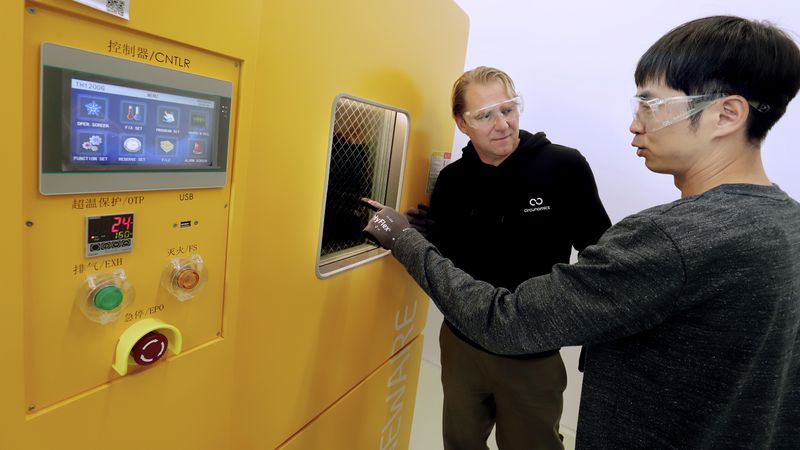 Jan Born (l.), einer der Gründer von Circunomics, mit Batterie-Ingenieur Haehwan Lee.(Bild:  Circunomics)